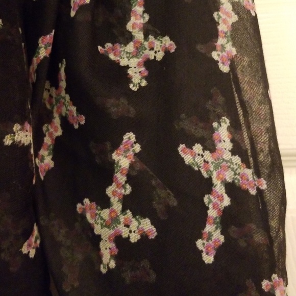 Floral cross scarf - Picture 3 of 4